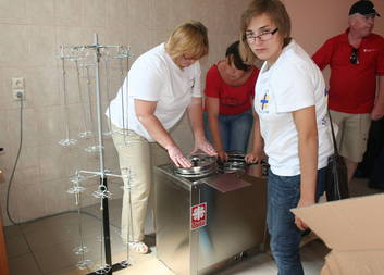 ACHO otevřela na Ukrajině svíčkařskou dílnu