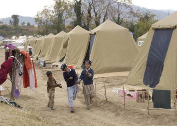 Charita dodává uprchlíkům potřebné věci. Radost dělají hračky
