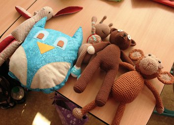 Děti a jejich rodiče a učitelé vyrábějí hračky pro Ermisona. Ten může chodit do školy