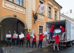 Nákladní auto se postupně plní