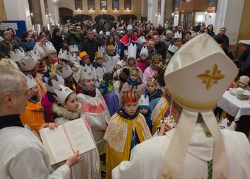 Tříkráloví koledníci se chystají do ulic, aby pomáhali… Předtím je povzbudí požehnání