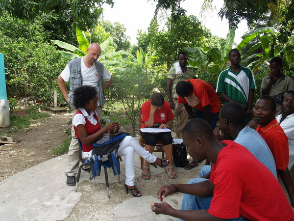 Haiti, 2010: Charita a další při práci v terénu. Foto: Martin Strouhal