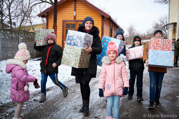 Velká radost. A bude větší, až děti dárky doma rozbalí. Foto: Marta Sawicka