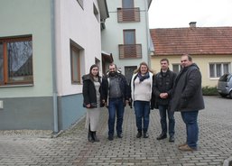 Před domem pro seniory - Vlčnov