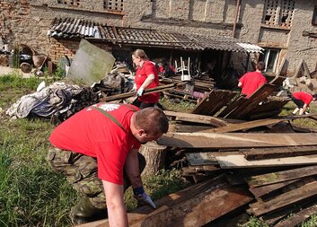 Nevládní organizace vyčistí přes 300 studen a přispějí nejohroženějším. Na pomoc zaplaveným vybrali 
