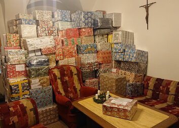 Děti na Ukrajině potěší vánoční balíčky. Letos jim je však Charita nepřiveze osobně.