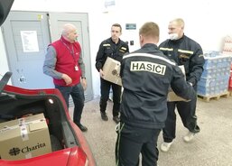 Odvoz připravených balíčků pro uprchlíky v KACPU