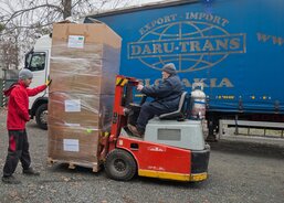 Světlo a teplo pro Ukrajinu - Fotografie z nakládky kamionu prvního prosincového kamionu