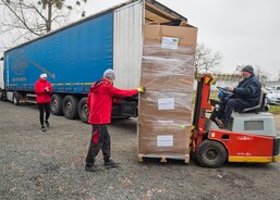 Světlo a teplo pro Ukrajinu - Fotografie z nakládky kamionu prvního prosincového kamionu