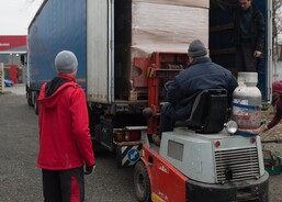 Světlo a teplo pro Ukrajinu - Fotografie z nakládky kamionu prvního prosincového kamionu