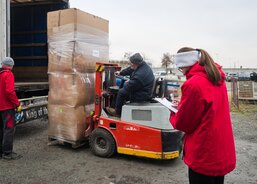 Světlo a teplo pro Ukrajinu - Fotografie z nakládky kamionu prvního prosincového kamionu