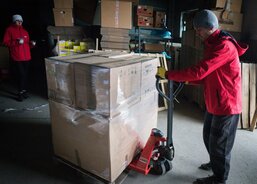 Světlo a teplo pro Ukrajinu - Fotografie z nakládky kamionu prvního prosincového kamionu