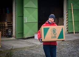 Světlo a teplo pro Ukrajinu - Fotografie z nakládky kamionu prvního prosincového kamionu