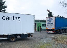 Světlo a teplo pro Ukrajinu - Fotografie z nakládky kamionu