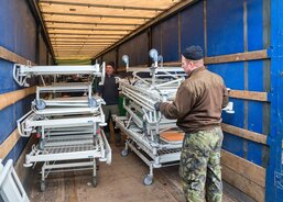 Světlo a teplo pro Ukrajinu - První prosincový kamion vezl na Ukrajinu také nemocniční postele.