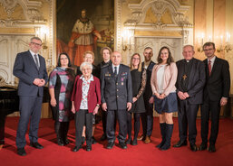 Ocenění dobrovolníci a předávající osobnosti při ceremoniálu Křesadlo 2022