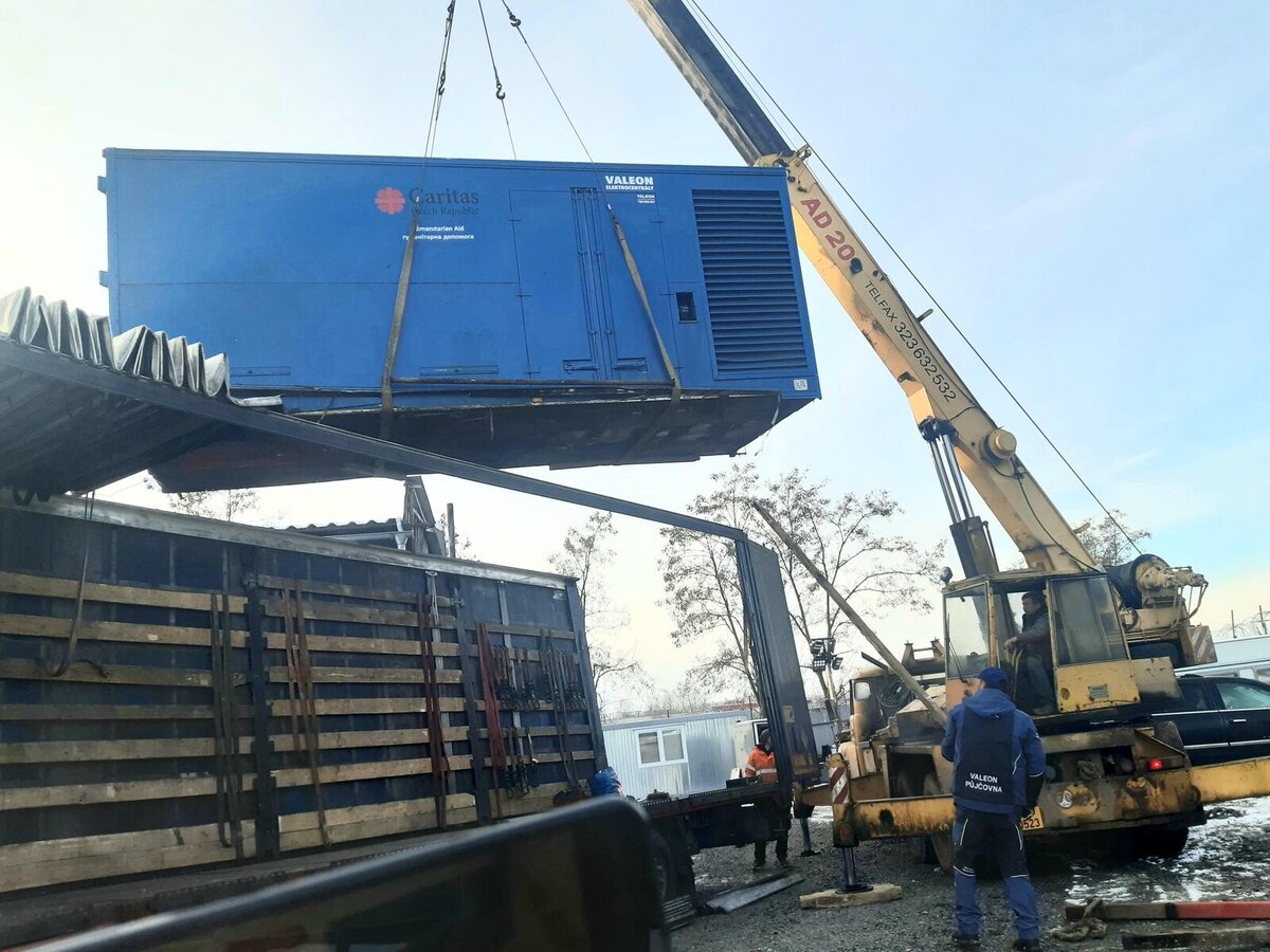 Naše aktuální pomoc se zaměřuje na náhradní zdroje elektřiny a tepla pro domácnosti a zařízení na Ukrajině.