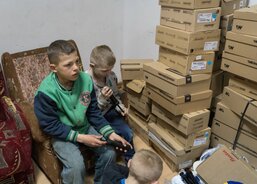 Bortnyky, materiální pomoc darovaná paní europoslankyní a sponzory dětem z dětského domova