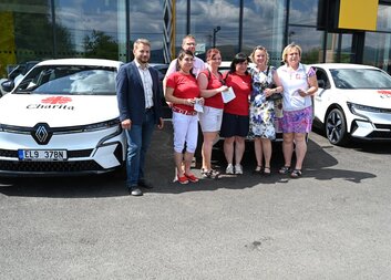 Šumperská Charita převzala nové elektroautomobily