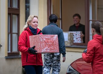 Díky dárcům dnes ACHO vypravila na Ukrajinu kamion naplněný vánočními balíčky