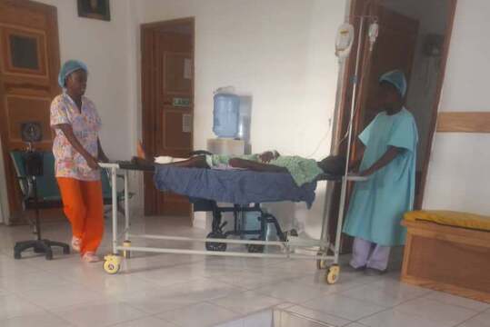 Nohu mladého chlapce na Haiti zachraňuje operace financovaná z Tříkrálové sbírky