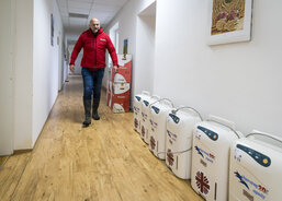 Pracovníci ACHO předávají materiální pomoc vyžádanou Charitou Jeseník. (Foto Pavel Langer, Fotoarchiv ACHO)