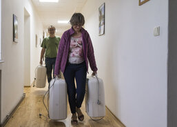 Pracovníci ACHO předávají materiální pomoc vyžádanou Charitou Jeseník. (Foto Pavel Langer, Fotoarchiv ACHO)