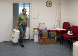 Pracovníci ACHO předávají materiální pomoc vyžádanou Charitou Jeseník. (Foto Pavel Langer, Fotoarchiv ACHO)