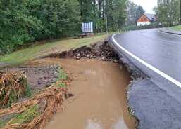 V Bělé pod Pradědem v neděli 15. 9. mírně poklesla voda v řece Bělé a začaly se tak odhalovat škody. (Foto R. Neugebauer, Fotoarchiv ACHO)