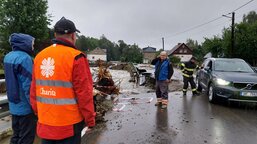 V přiměřeně bezpečných lokalitách jsme v terénu u postižených povodněmi
