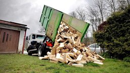 Dřevo, které hřeje hned třikrát. Charita Zábřeh pokračuje v pomoci rodinám zasaženým povodněmi