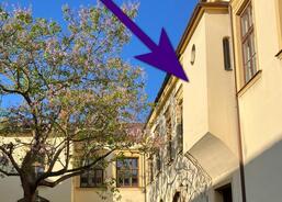 Arkýř vystupující s budovy ukazuje místo původní kaple