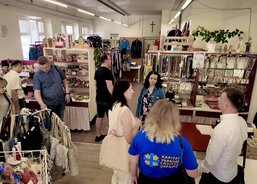 Pracovníci tří ukrajinských Charit navštívili dobročinný obchůdek Charity Strážnice. 