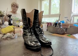 Charita, to není jen péče o druhé, ale i o boty, třeba ty ke kroji. 