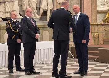 Brigádní generál ocenil Martina Zamazala z Arcidiecézní charity Olomouc