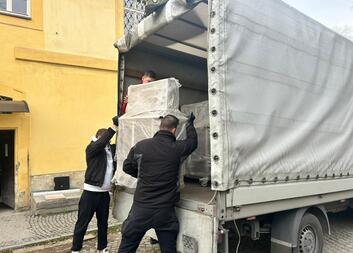 Nemocniční postele míří na Ukrajinu. Pomohou v domově pro seniory i v městské nemocnici