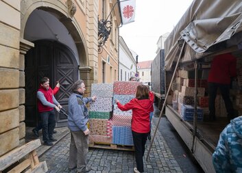 Vánoční balíčky od českých dárců míří na Ukrajinu. Radostná zásilka o rekordní váze 2,9 tuny právě opouští Olomouc