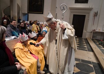 Arcibiskup požehnal tříkrálovým koledníkům. Tříkrálová sbírka 2026 v Arcidiecézi olomoucké tak již symbolicky začala. Samotné koledování začne o víkendu.