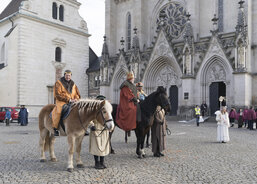 Průvod na koních začal u katedrály. (Foto: Člověk a víra, P. Langer)