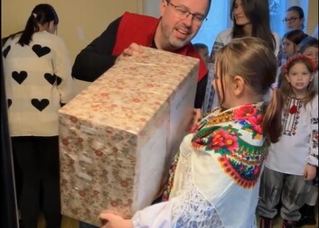 Vánoční balíčky dorazily do Kolomyje. Děti je přebíraly i navzdory výpadku elektřiny