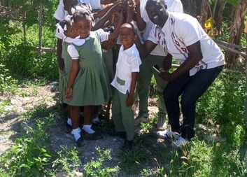 Děti z Haiti sázejí stromy i svou budoucnost. Nová škola se zapojila do Adopce na dálku