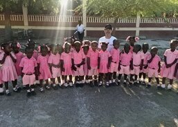 Ředitel Arcidiecézní charity Olomouc Robert Neugebauer mezi nejmladšími žáky během návštěvy školy na Haiti.