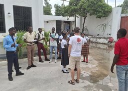 Setkání pracovníků Arcidiecézní charity Olomouc s učiteli a studenty v Gonaïves.